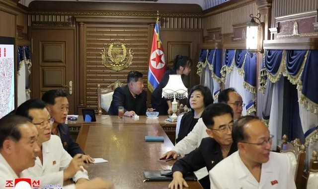 金正恩“多边首秀”，女儿两度亮相