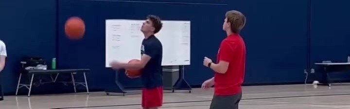 布莱斯正式加入亚利桑那大学男篮 以6号新造型亮相留起胡须