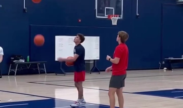 布莱斯正式加入亚利桑那大学男篮 以6号新造型亮相留起胡须