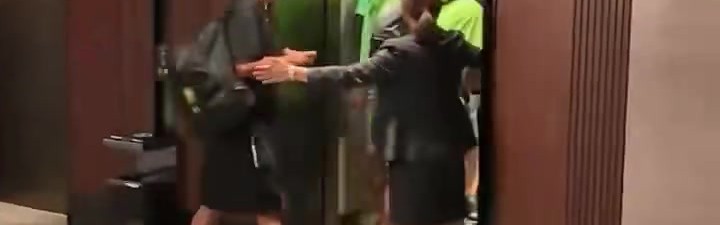 开云体育官网-📹王刚张玉宁与球迷冲突全程：被挑衅后从电梯冲出来与球迷对喷